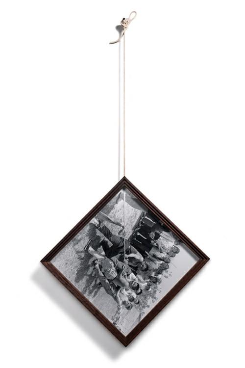 《悬挂》,摄影装置(明胶卤化银照片,绳子,钉子),126cm ×63cm,2016